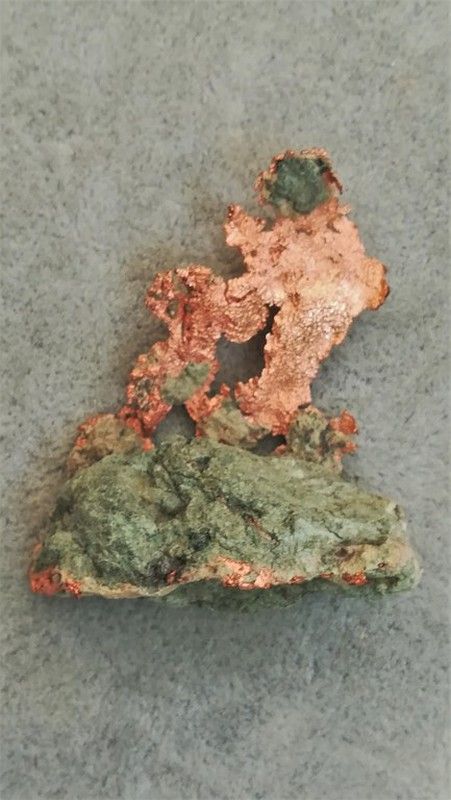 Cobre nativo sobre matriz