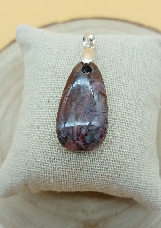 Colgante cabujón de Sugilita