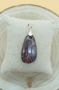 Colgante cabujón de Sugilita