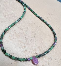 Collar con Rubi con Zoisita