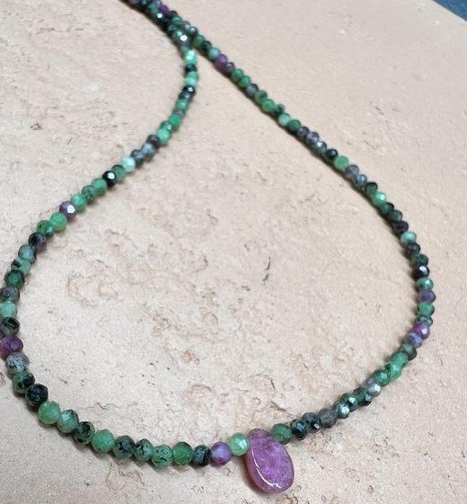Collar con Rubi con Zoisita