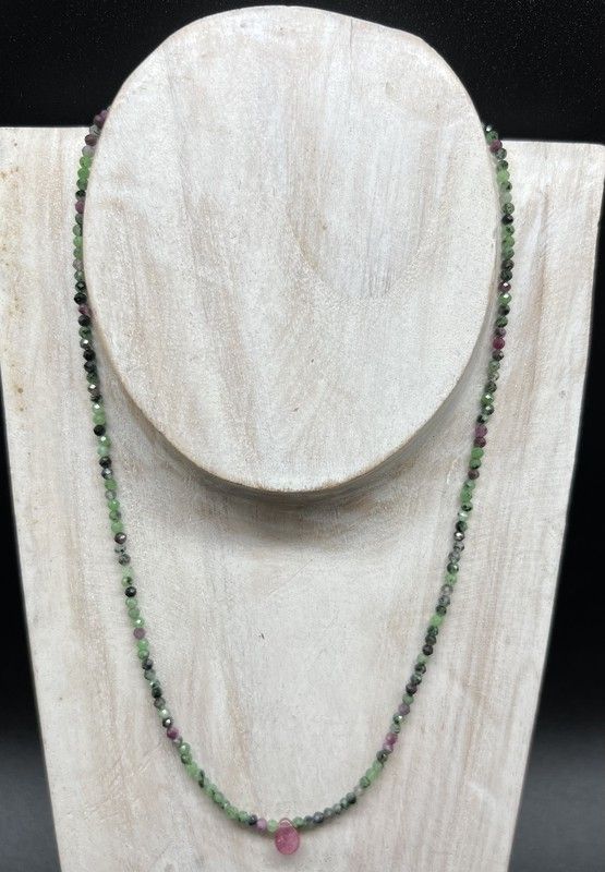 Collar con Rubi con Zoisita