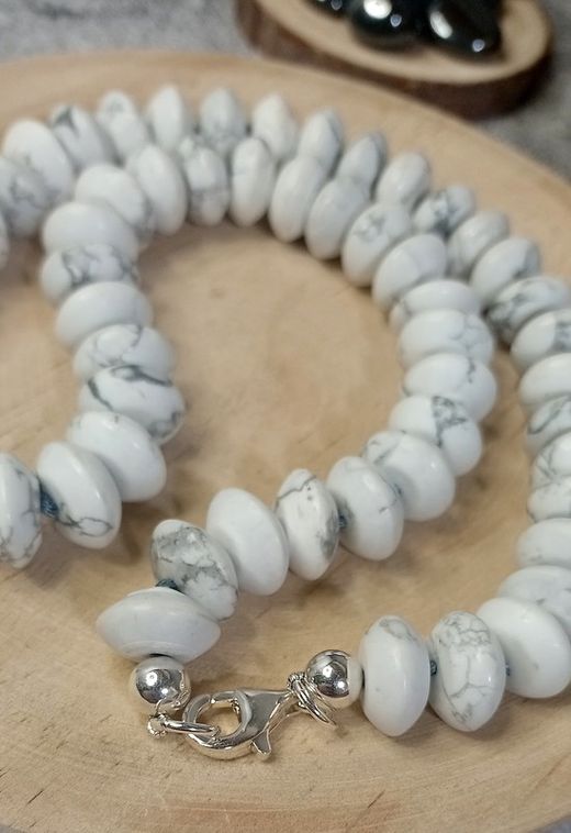 Collar de Howlita