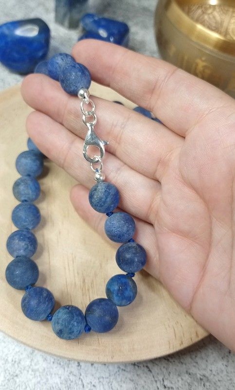 Collar Lapislázuli en bola pulido con acabado mate de 12 mm.