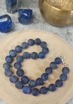 Collar Lapislázuli en bola pulido con acabado mate de 12 mm.