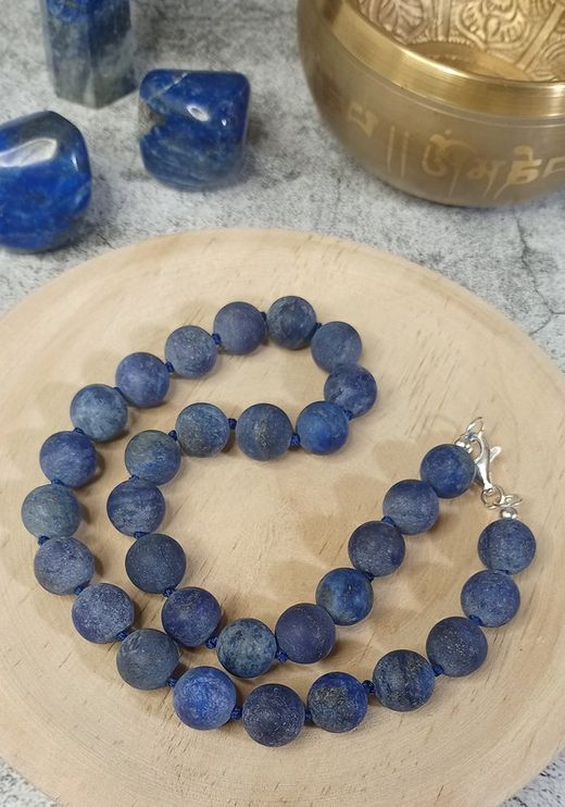 Collar Lapislázuli en bola pulido con acabado mate de 12 mm.