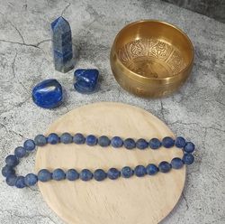 Collar Lapislázuli en bola pulido con acabado mate de 12 mm.