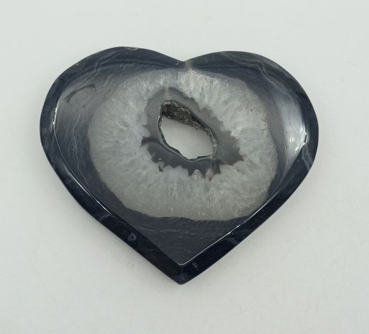 Corazón de Ágata negra con drusa de cuarzo