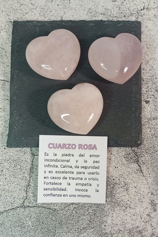 Corazones tallados en Cuarzo rosa. Su tamaño es de 40mm x 36mm — litosphera
