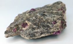 Corindón Rubí (Cristales en gneis)