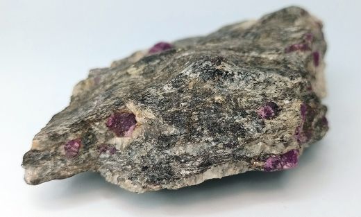 Corindón Rubí (Cristales en gneis)