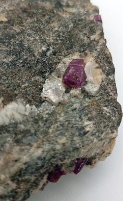 Corindón Rubí (Cristales en gneis)