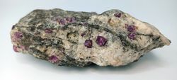 Corindón Rubí (Cristales en gneis)