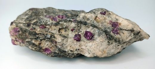 Corindón Rubí (Cristales en gneis)