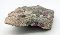 Corindón Rubí (Cristales en gneis)