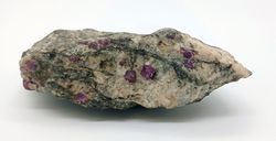 Corindón Rubí (Cristales en gneis)