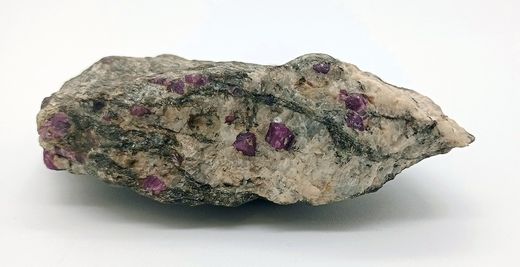 Corindón Rubí (Cristales en gneis)