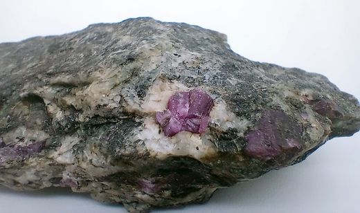 Corindón Rubí en gneis
