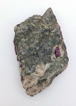 Corindón Rubí (Cristales en gneis)