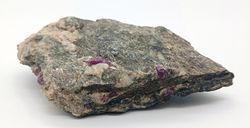 Corindón Rubí (Cristales en gneis)