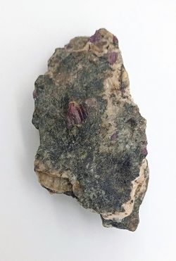 Corindón Rubí en gneis