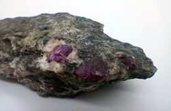 Corindón Rubí en gneis