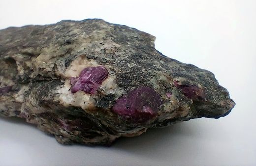Corindón Rubí en gneis