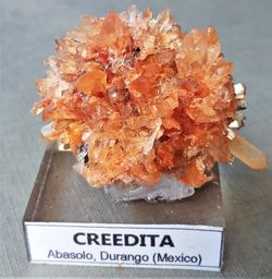 Creedita en agregados de cristales