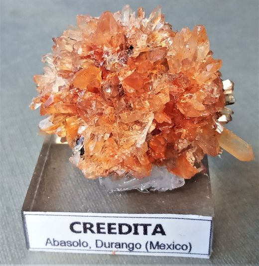 Creedita en agregados de cristales