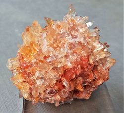Creedita en agregados de cristales