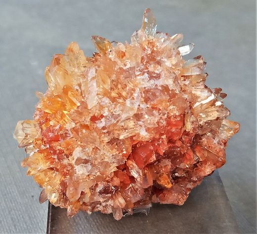 Creedita en agregados de cristales