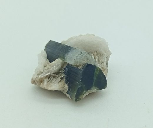 Cristal bicolor de Turmalina sobre Clevelandita
