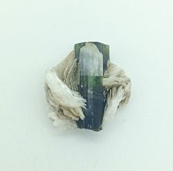 Cristal bicolor de Turmalina sobre Clevelandita