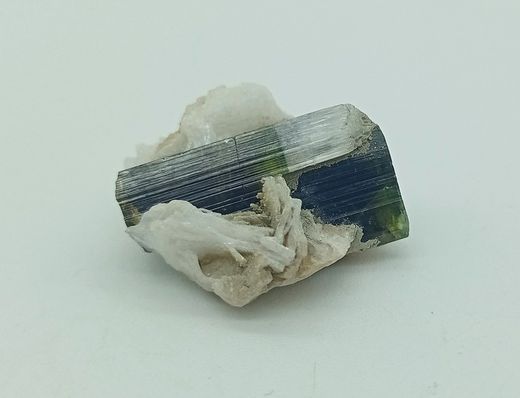 Cristal bicolor de Turmalina sobre Clevelandita