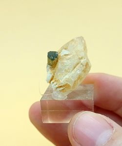 Cristal de Turmalina recubierto de Albita sobre Cuarzo