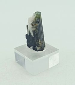 Cristal de Turmalina verde con recubrimiento parcial