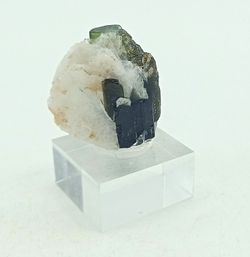 Cristal de Turmalina verde con recubrimiento parcial