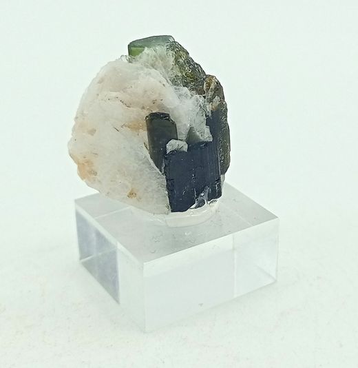 Cristal de Turmalina verde con recubrimiento parcial