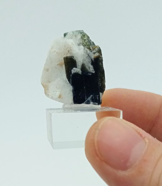 Cristal de Turmalina verde con recubrimiento parcial