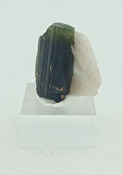 Cristal de Turmalina verde con recubrimiento parcial