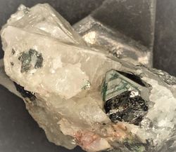 Carrolita (cristales en Calcita)