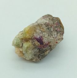Cristales de Rhodizita en matriz