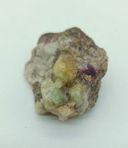 Cristales de Rhodizita en matriz