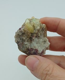 Cristales de Rhodizita en matriz