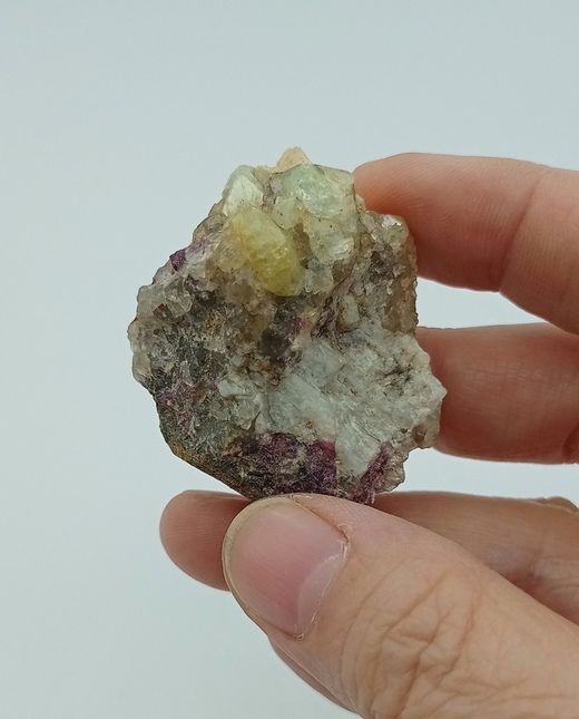 Cristales de Rhodizita en matriz