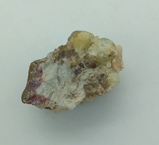 Cristales de Rhodizita en matriz