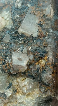 Cuarzo ahumado en grupo de cristales