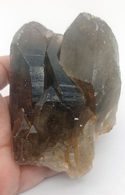 Cuarzo ahumado en grupo de cristales