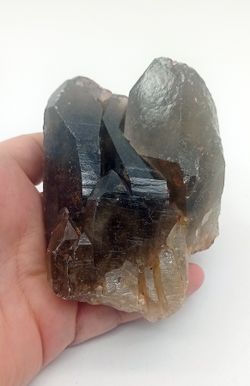 Cuarzo ahumado en grupo de cristales