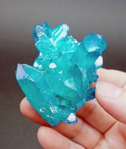 Cuarzo Aqua aura en drusa